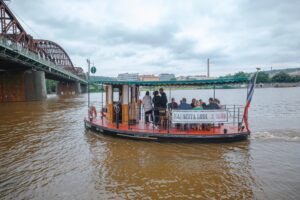 Provoz pražských přívozů zastaven kvůli vzestupu hladiny Vltavy