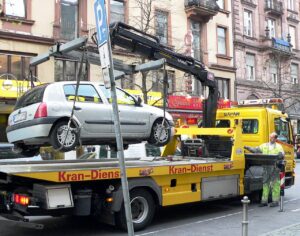 Praha zvýší ceny nucených odtahů vozidel, aby snížila počet špatně zaparkovaných aut