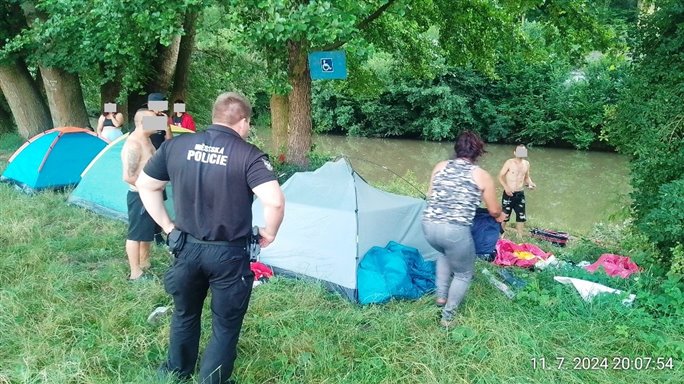 Policie v Mladé Boleslavi řeší přespávání pod širákem