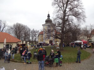 Kejklíři a masopustní masky lákají na masopust do Ctěnic